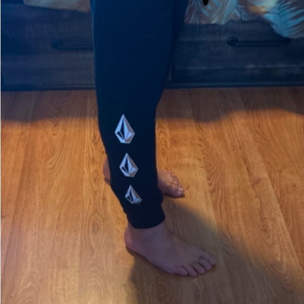 Mens black Volcom sweat pants.